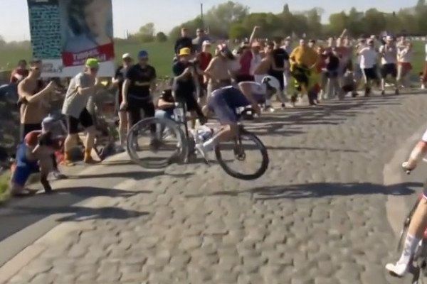 Un spectateur fait tomber un cycliste (Paris-Roubaix)