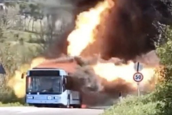 Un bus a une grosse fuite de gaz