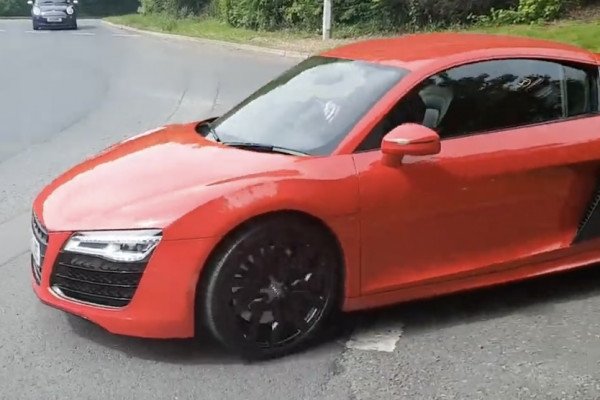 Régis fait le beau avec son Audi R8