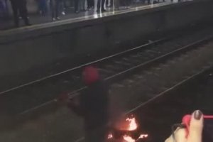 Un homme improvise un barbecue sur une voie ferrée (Brésil)