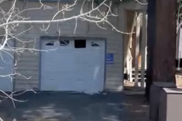 Il surprend un cambrioleur dans le garage de son voisin (Californie)