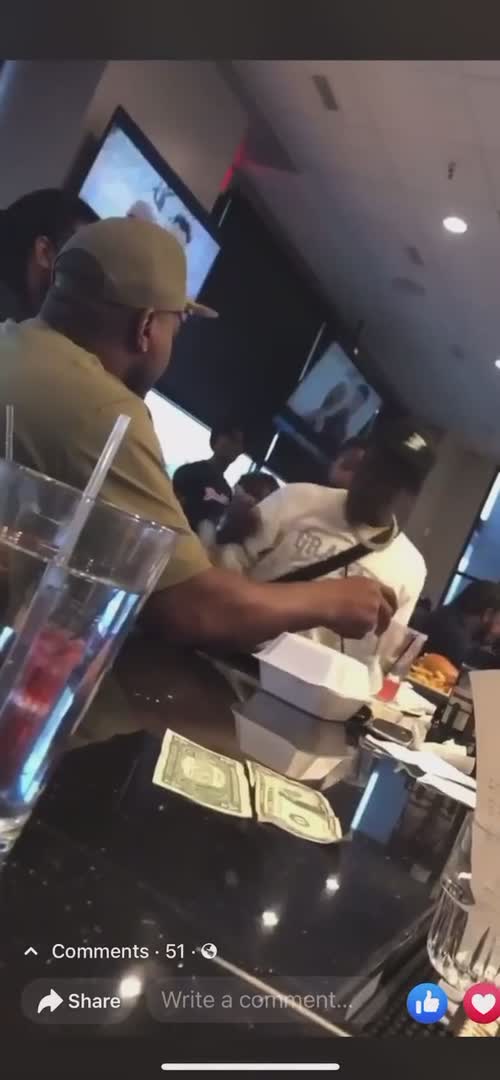 Un homme prend la claque de sa vie dans un bar