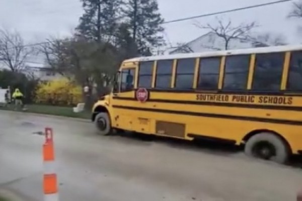Un chauffeur de bus scolaire fait n'importe quoi sur une route en travaux