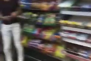 Un homme fait une roue dans un supermarché