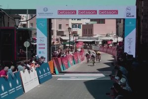 Le cycliste Eduard Prades chute sur la ligne d'arrivée (Tour de Grèce)