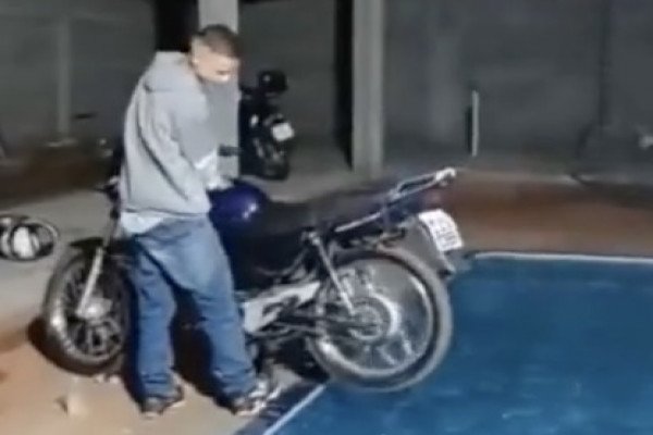 Régis fait une piscine à vagues avec sa moto