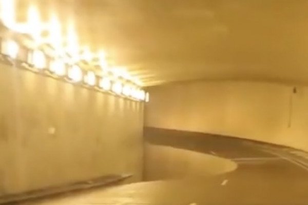 Un automobiliste tombe sur un énorme trou dans un tunnel