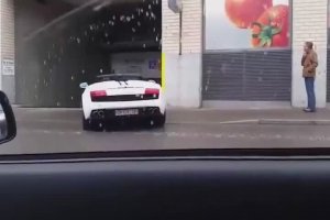 Régis entre dans un parking avec sa Lamborghini