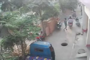 Une femme tombe dans une bouche d’égouts (Inde)