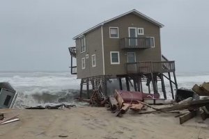 Une maison emportée par la mer (Caroline du Nord, Etats-Unis)