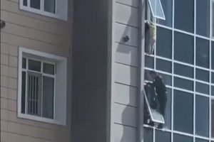 Un homme sauve une fille accroché au rebord d'une fenêtre (Kazakhstan)