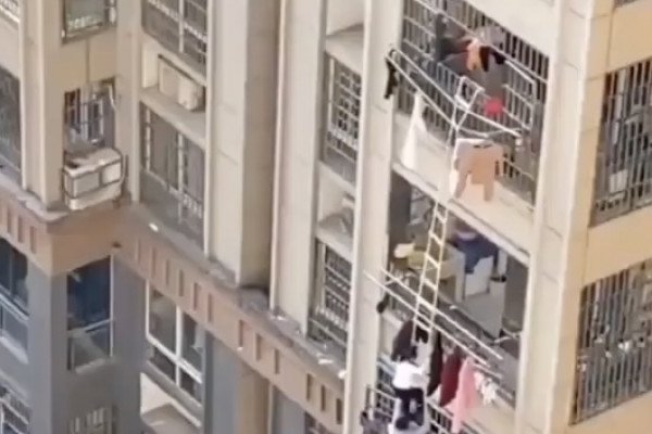 Des habitants d'un immeuble déploient une énorme échelle pour échapper au confinement (Chine)