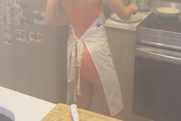 Une streameuse met le feu Ă sa cuisine