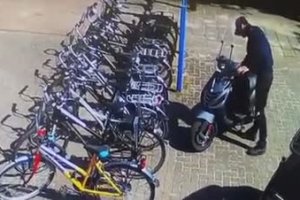 Un mec en scooter fait tomber des vélos, Karma s'occupe de lui