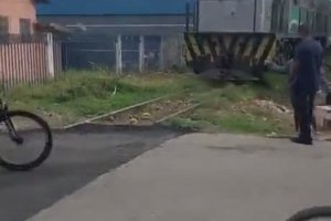 La municipalité de cette ville a bétonné les rails d'un train (Brésil)