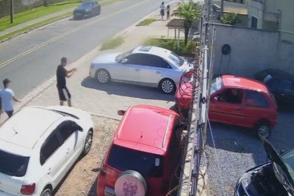 Régis sort d'un garage avec sa voiture fraichement réparée