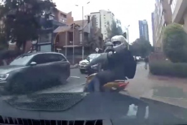 Deux voleurs se font dégommer par un automobiliste qu'ils viennent de dérober (Colombie)