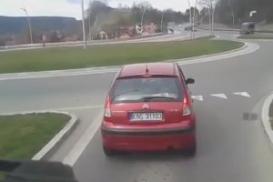 Cet automobiliste n'a pas compris comment fonctionne un rond-point (Pologne)