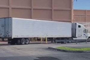 Un chauffeur de camion perd patience avec un poteau