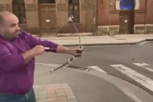 Il fait du tir à l’arc à la sortie d’un pub (Espagne)