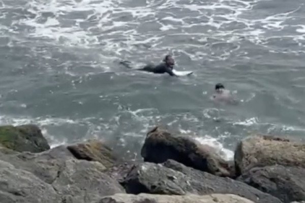 Un prof de surf sauve deux enfants de la noyade (Anglet)