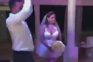 Un homme est choqué en voyant la robe de mariée de sa femme