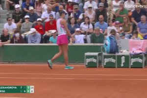 La joueuse de tennis Irina-Camelia Begu jette sa raquette dans les tribunes, ça tourne mal (Roland Garros)