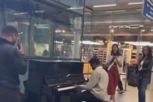Dans un aéroport, deux hommes jouent la musique d'Interstellar sur un piano