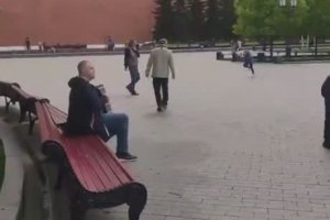 Un musicien de rue joue l'hymne ukrainienne devant le Kremlin