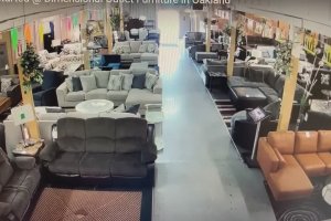 Un homme entre dans un magasin pour mettre le feu à un canapé (États-Unis)