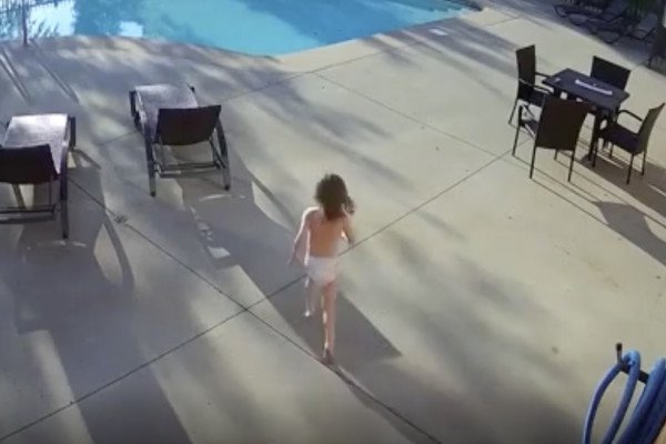 Un homme sauve un enfant de la noyade dans une piscine privée