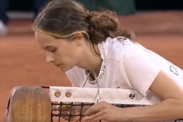 Roland-Garros : Une militante écolo s'attache au filet