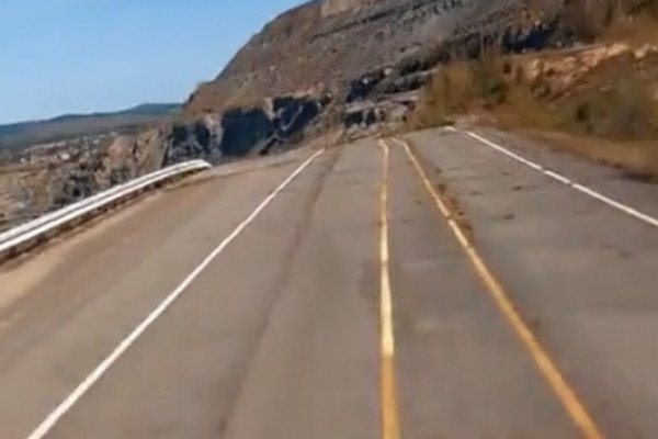 Une route après un glissement de terrain (Canada)