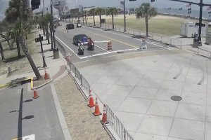 Un motard se retrouve coincé sous une voiture