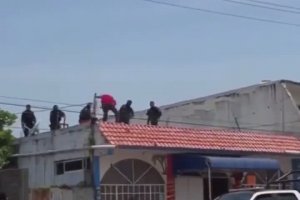 La police mexicaine utilise une chaise pour neutraliser un homme armé