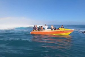 Un bateau de touristes a une mésaventure lors d'une compétition de surf
