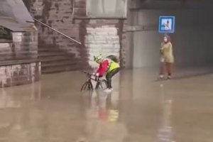 Une femme a de gros soucis pendant des inondations