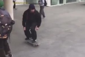 Un skateur réalise un trick d'anthologie