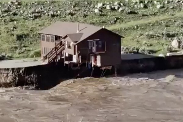 Une maison en bois se fait emporter par une rivière, bah ouais fallait lire Les Trois Petits Cochons