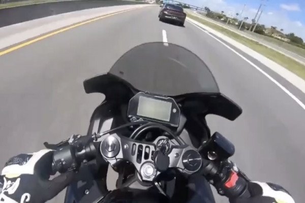 Un motard croise un chauffard mais comme il préfère filmer qu'être prudent, ça fini mal