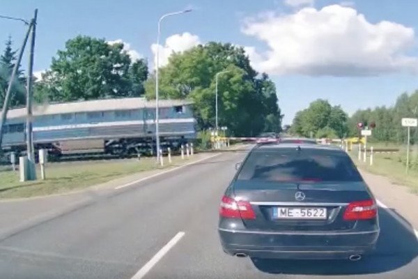 Un automobiliste tente de prendre le train en marche (Lettonie)