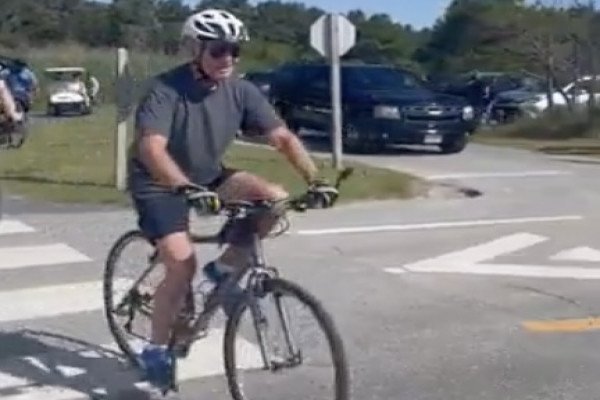 Joe Biden fait du vélo, non il va très bien on vous dit !