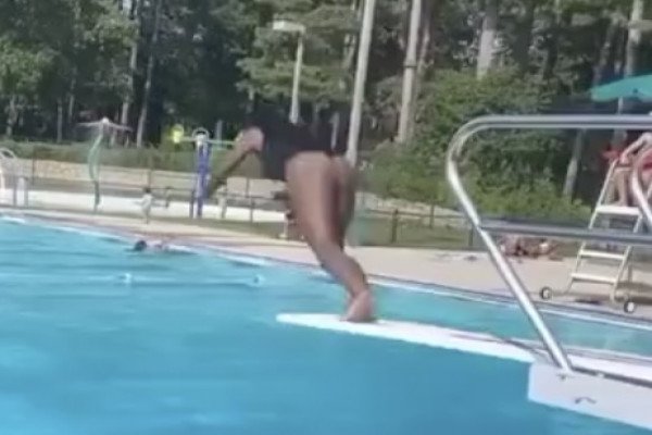 Une fille plonge dans une piscine, la suite n'est pas celle que vous croyez