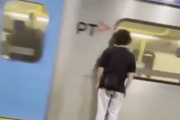 Une femme s'approche trop près du métro