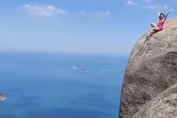 Des touristes irresponsables font une photo sur un rocher (Brésil)
