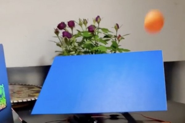 Un plateau robotisé attrape une balle de ping pong
