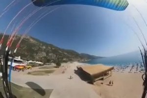 Régis effectue un atterrissage de haute précision en parachute