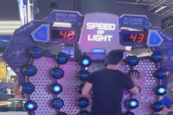 Il réalise le score parfait sur une borne Speed of Light