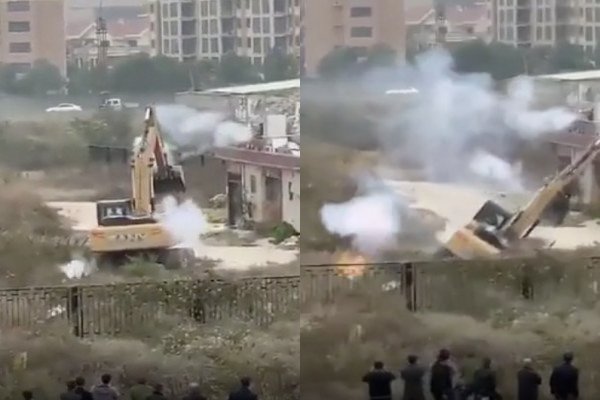 Un chinois envoie des feux d’artifice sur un engin de chantier qui veut démolir sa maison (Chine)