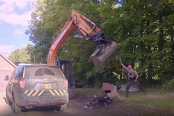 Un jeune se fait arrêter mais son père, une pelleteuse, était dans le coin (Etats-Unis)